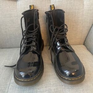 Dr. Martens Women's 1460 W Amphibians - Black Patent Leather